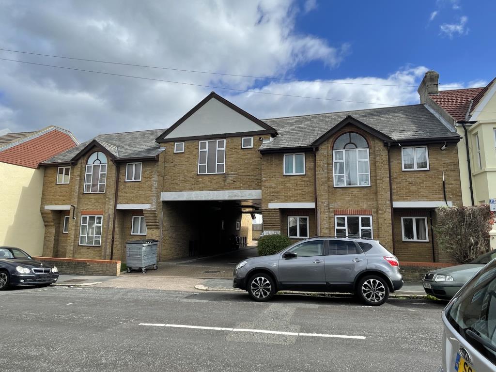 Lot: 113 - OUTSTANDING UNBROKEN BLOCK OF TEN SELF-CONTAINED FLATS AND APARTMENTS -